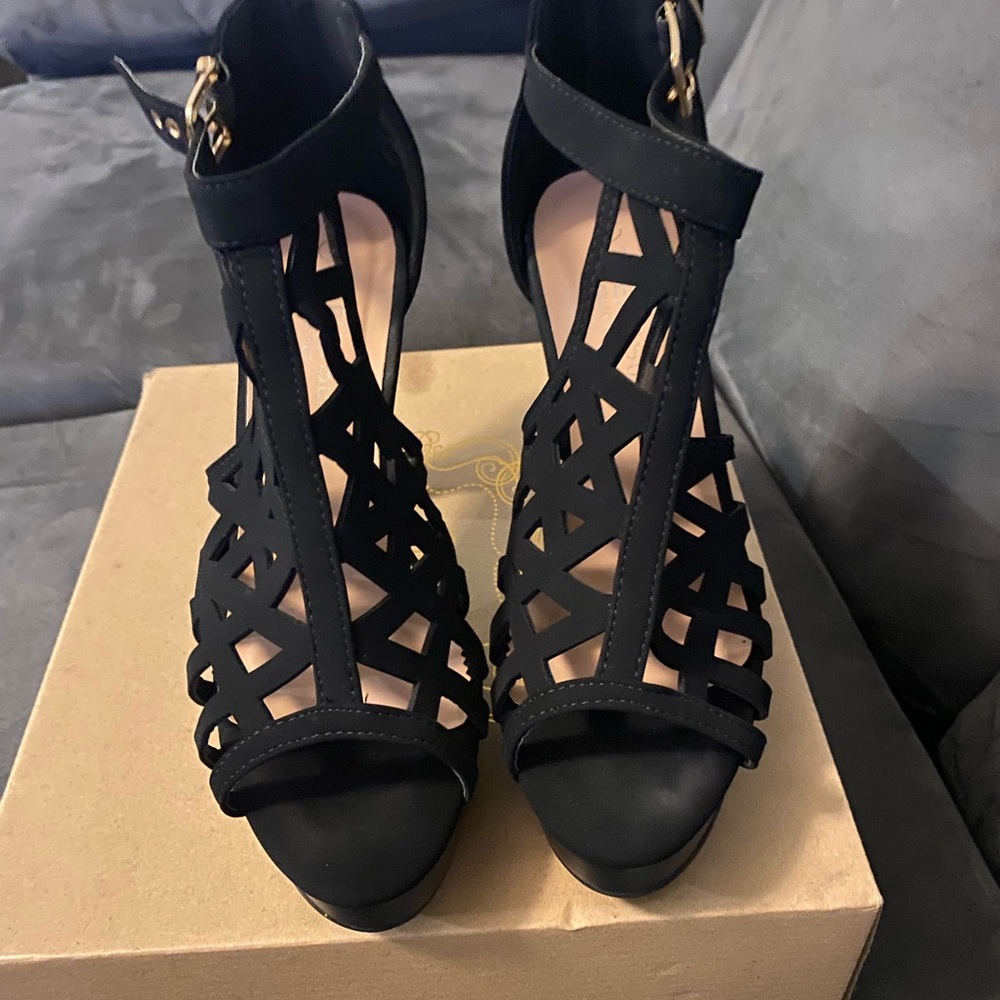 Elegant Black Strappy Heels with Platform - Picture 2 of 4